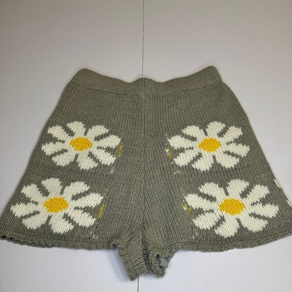 Storia Knit Daisy Shorts Large Gray White Yellow Floral High Waisted Lined NWT - Picture 3 of 9